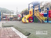公園加鋪軟墊有高差 家長憂安全