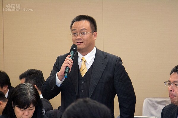 40多歲的高慶峰,加入了永慶房屋的大家庭,在大安、中正區深耕的他,以為可以升上店長,如今返花蓮家鄉工作(好房網記者拍攝)