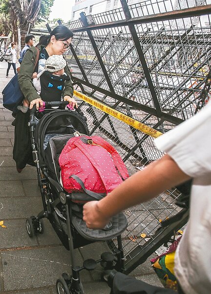 家長送小朋友到托嬰中心必須經過拒馬。 記者楊萬雲/攝影