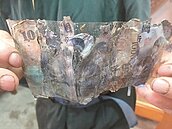 千元鈔斷6截　那是老爸的愛…