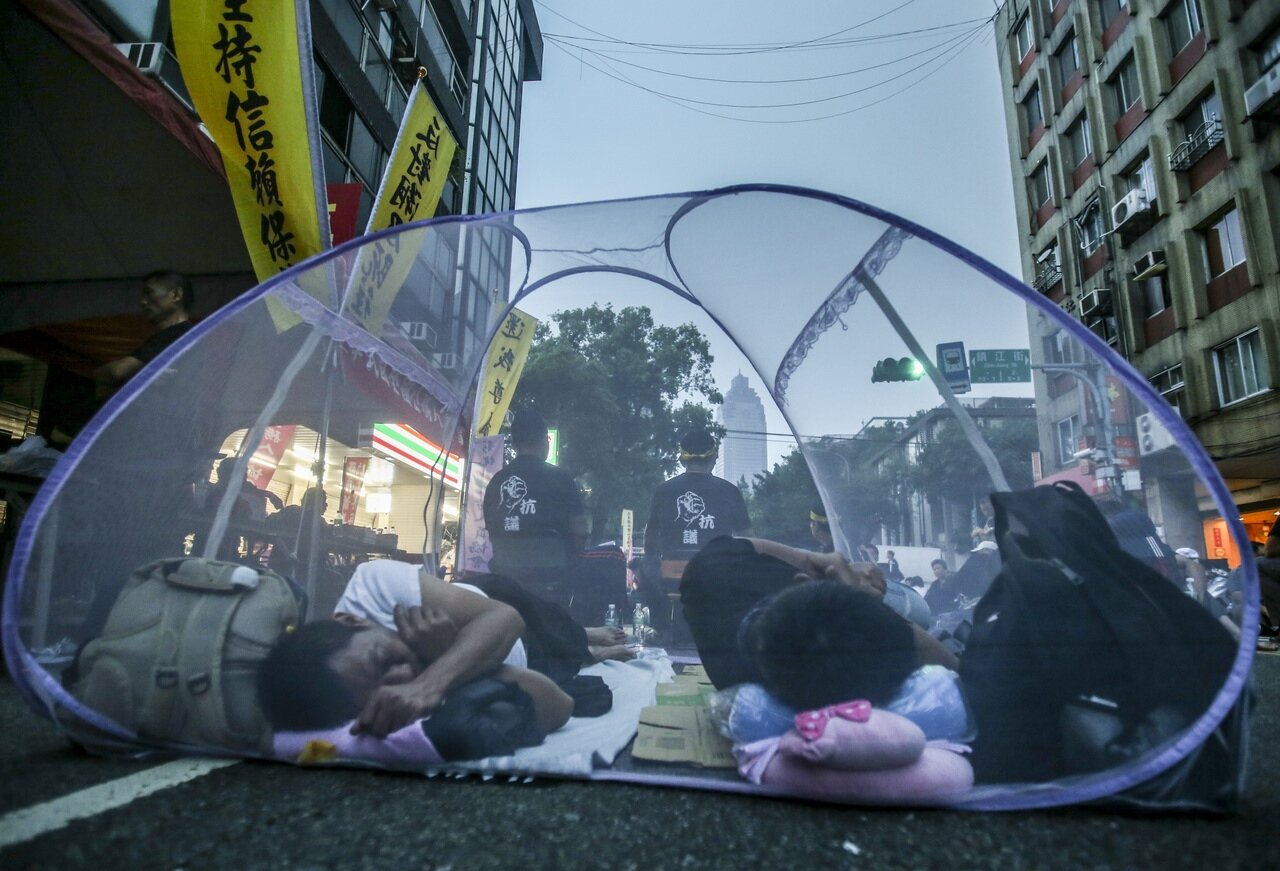 立法院審查年金改革法案在即,監督年金改革聯盟夜宿並包圍立法院,抗議者帳篷內睡覺。 記者楊萬雲/攝影