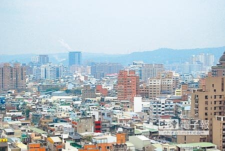 去年桃園市公告地價調幅達34.56%,為6都第三,成為多位市議員批評的議題。(甘嘉雯攝)