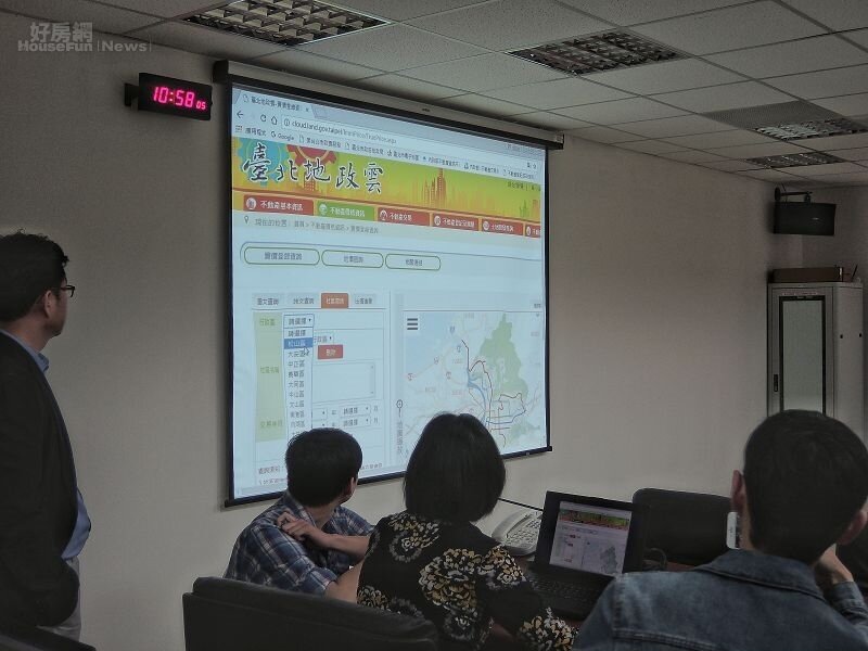 地政局長推出全新的地政雲可查詢房價歷年漲跌趨勢。(好房網News記者 陳韋帆/攝影)