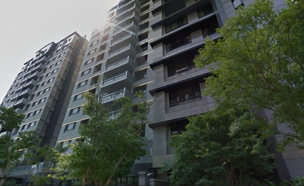 日前因詐賭案登上新聞版面的豪宅「米蘭苑」，徐乃麟以低價出租。(圖／翻攝自Google map)