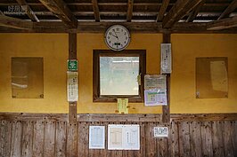 充滿濃濃鄉村風情的候車亭，為了觀光需求也跟上潮流裝了免費無線網路供觀光客使用。