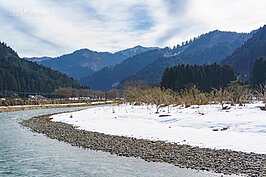 雖然陽光耀眼，但也是雪融的時候，整個氣溫不到三度。因此冬天想要來此遊玩的人保暖一定要做足夠。