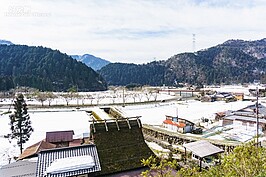 由制高點看美山かやぶきの里全景。這裡因為靠近日本海，強烈大陸冷氣團來襲時往往讓這裡降下不少白雪。建議來這邊遊玩的最好時機除了每年春秋各一次的消防演練外，就是下過雪出大太陽的時候雪燈廊時節，整個雪國風情氛圍十分的濃郁。