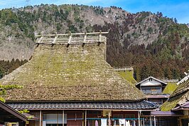 秋天的時候山上染上一片的橘紅色，春天的時候則是替換成粉嫩的櫻色，這裡一年四季都十分適合來遊玩。