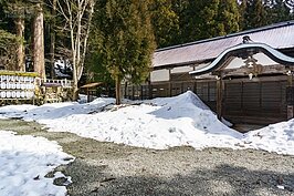 八幡神社佔地不大，環境卻十分的清幽。多日前落下的白雪堆積在此，沒有遊客的時候寧靜到時光好似凝結的感覺。