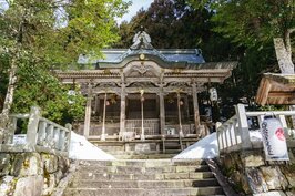 細細品味八幡神社的各個角落，可感受到強烈的日本建築藝術。