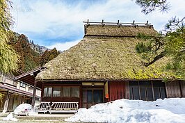 茅葺屋前堆滿了白雪，可見這邊的雪況有多大。
