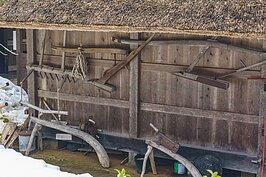 傳統農耕翻土用的犁靜靜的放在屋簷下，等待春暖花開。