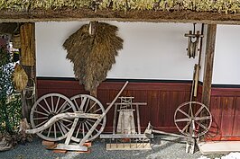 在這邊雖然耕作上已經有機械來取代傳統人力，不過還是看得到耕作用的傳統犁以及紡紗用的機器。