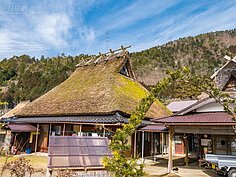 要興建一間傳統的茅草屋頂的茅葺房十分的不簡單，需要耗費大量的人力以及稻梗，所以這種傳統房屋已經逐漸式微，取而代之的就是外型一樣卻是使用金屬鋁版的屋頂。