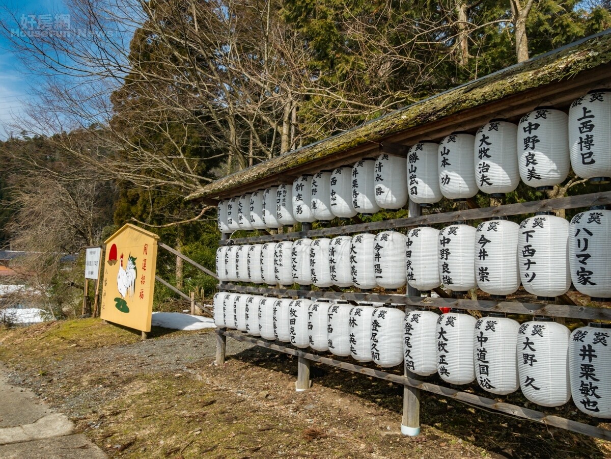 純樸的日本三大茅葺部落之一 美山かやぶきの里 日本跟台灣在宗教信仰觀念雖然有些差異 不過在貢獻寺廟的觀念倒是有志一同 例如在知井八幡神社的外面掛了一大面的燈籠牆 這是信眾所奉獻 為了就是祈求平安順利 圖輯