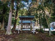 知井八幡神社建於一零七一年，至今已經超過千年，是當地居民的信仰中心。八幡神社經過多次改建，最近的一次則是魚一七六七年改建至今。