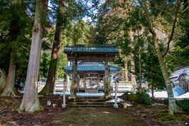 知井八幡神社建於一零七一年，至今已經超過千年，是當地居民的信仰中心。八幡神社經過多次改建，最近的一次則是魚一七六七年改建至今。