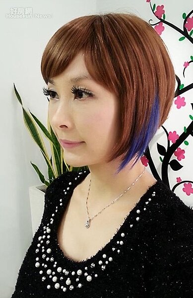 1.電視名嘴許聖梅上談話節目，常常變髮大玩造型。（翻攝自許聖梅臉書）

