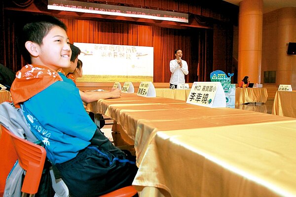 新北市長朱立倫參加「環保小局長」課程，為小學生上課。 記者王敏旭／攝影