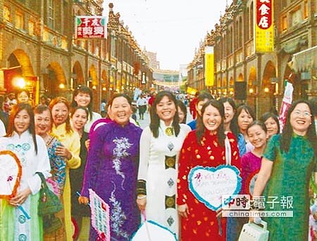 愛嫁台灣郎 越南籍人歸化主要都是外配聯姻。圖為新竹湖口老街的美麗越籍新娘隊伍。(本報資料照片)