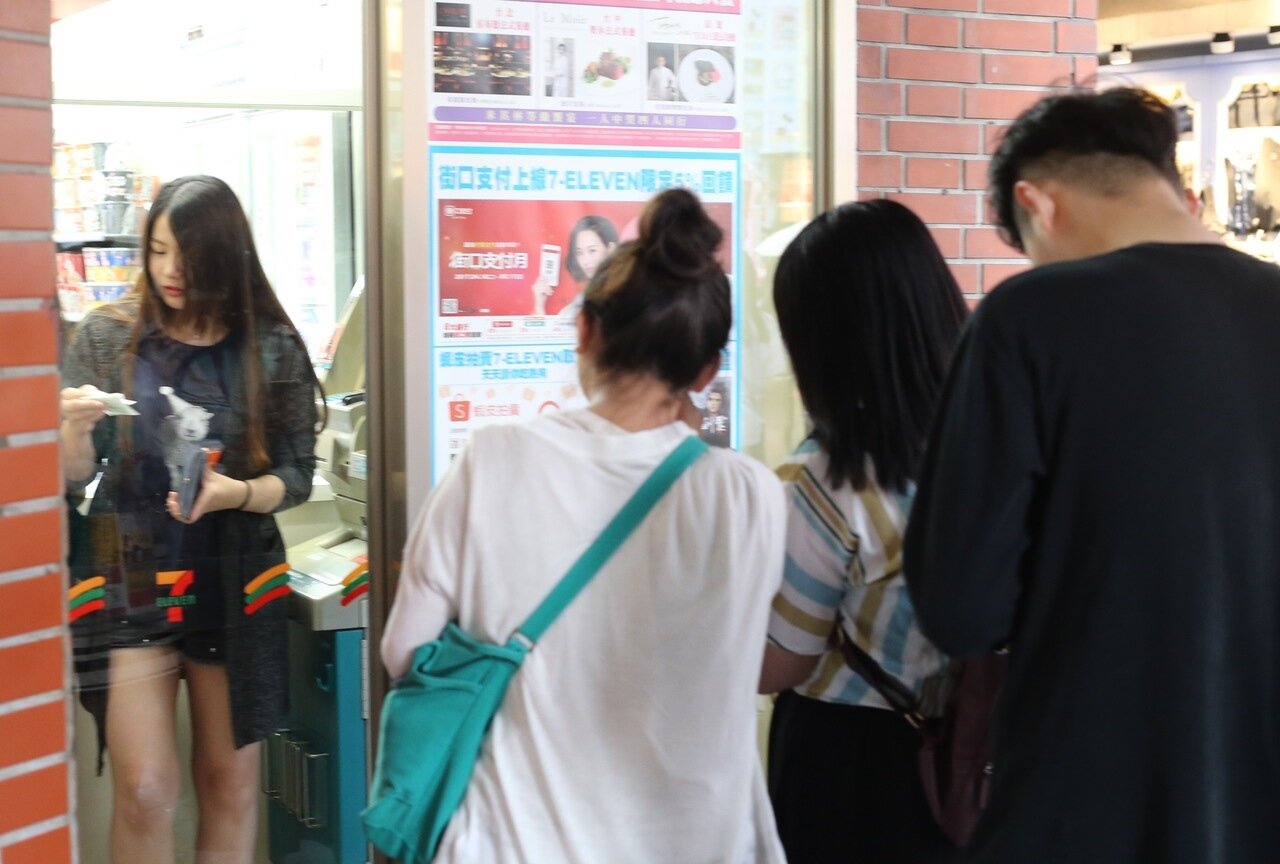 中國信託商銀有一台位在西門町商圈的ATM,「平均每4分零3秒」就有人領錢,可說是ATM界的「吐鈔王」。 記者許正宏/攝影