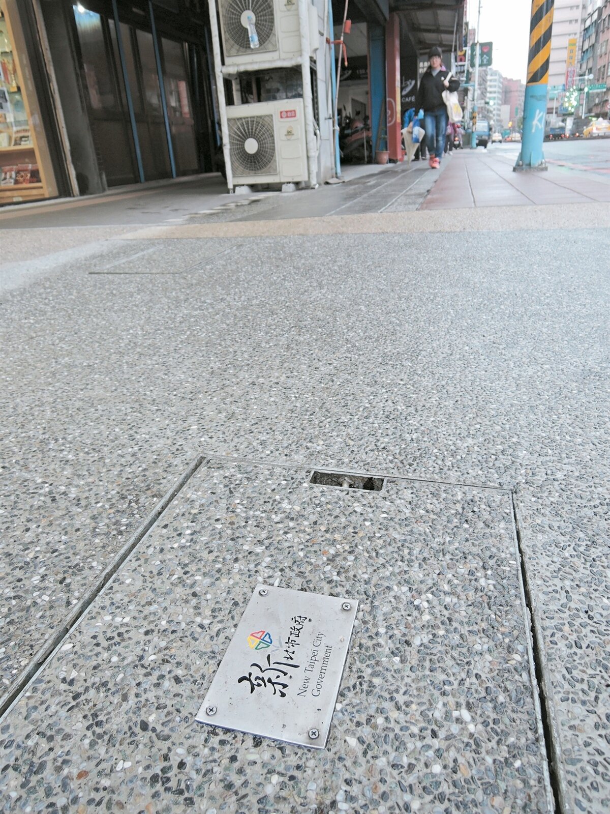 新北市進行人行道大改造,採用「親水」舖面,下雨天不再濺濕路人雙腳。 記者陳珮琦/攝影