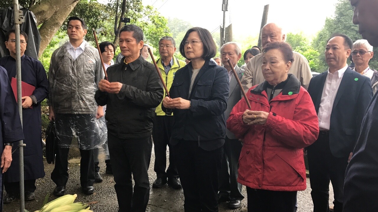 總統蔡英文22號到新竹縣參加桐花祭，因桐花未開，讓她忍不住問「為什麼都沒看到桐花？」。圖／聯合報提供