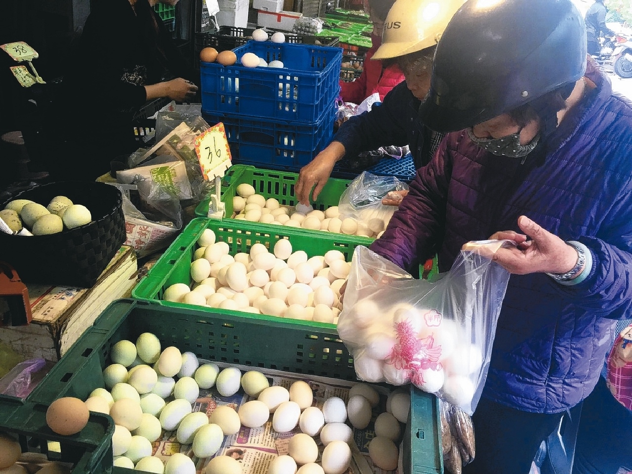雖有雞蛋被驗出含戴奧辛，昨天在彰化傳統市場的雞蛋買氣，還未受到明顯影響。 記者劉明岩／攝影
