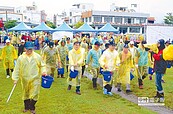 世界地球日　穿便利雨衣淨灘挨批不環保