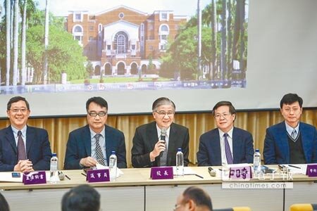 台大23日舉行臨時校務會議，校長楊泮池（中）說明完不續任案後就離席，會議交由學術副校長郭大維（右一）、行政副校長張慶瑞（右二）、台大主祕林達德（左一）主持會議。（鄧博仁攝）