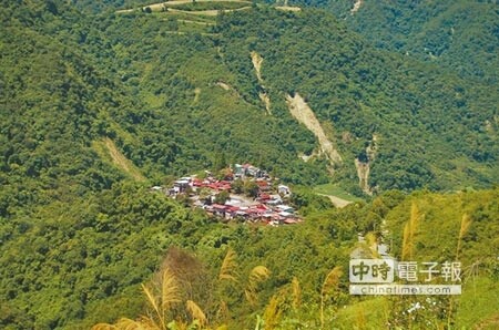 瑞岩部落（見圖，廖肇祥攝）位於惡名昭彰的力行產業道路沿線，是北港溪上游100多戶的小部落，雖然人口不多，但因相傳泰雅族的發源地「泰雅聖石Sbayan」就在部落裡，而泰雅族又是山地原住民中分布最廣的族群，瑞岩部落具有相當崇高的地位。