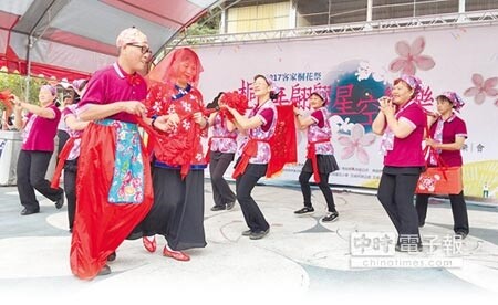 魚池鄉桐花祭活動中，客庄傳統的迎親演出充滿喜感。（沈揮勝攝）