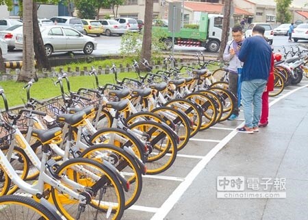 OBIKE進駐台東，吸引許多民眾研究租借方式。（黃力勉攝）