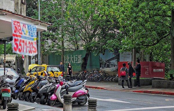 隨著大巨蛋興建陷入僵局，以及人潮變少，有些店家敵不過高店租，陸續關店。圖／好房網記者陳韋帆攝影。