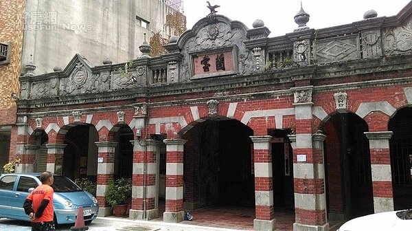 2. 「蘭室」為膠彩畫家呂鐵州故居,建築為紅白橫條帶飾的「辰野式」風格搭配洗石子花飾。