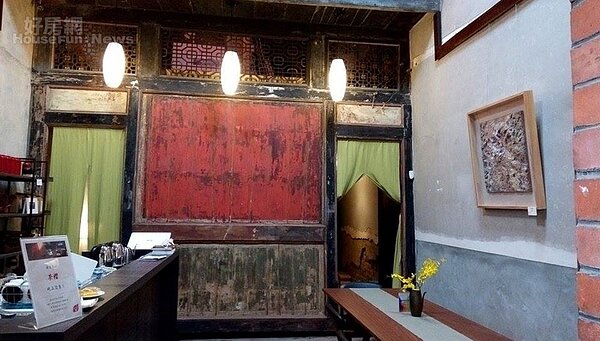 3. 進大廳的木牆經過剝漆三層,出現原始美麗的紅、綠色。