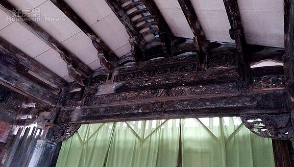 4. 中庭捲棚的精采木雕。