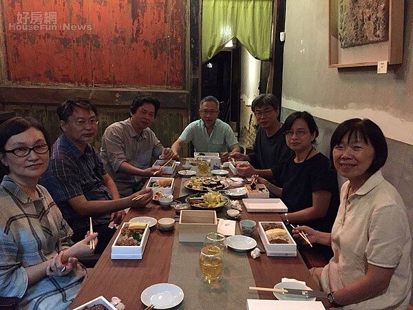 1. 蘭室文創執行長林昕(右前),集結一群專業人士共同為保存老房而努力。