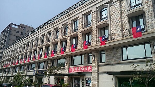 林口當地居民於住家掛上國旗。(翻攝自林口大家庭 Linkou-Family臉書專頁網友古瓊玲提供)
