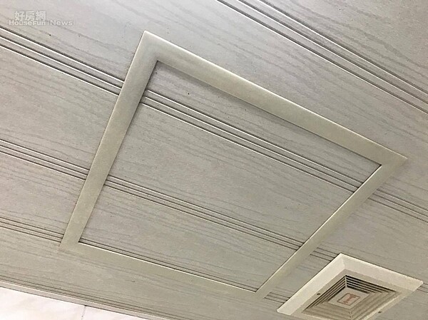 浴室天花板無故被打開,其實只是風大惹的禍(好房網News記者蔡孟穎/攝影)