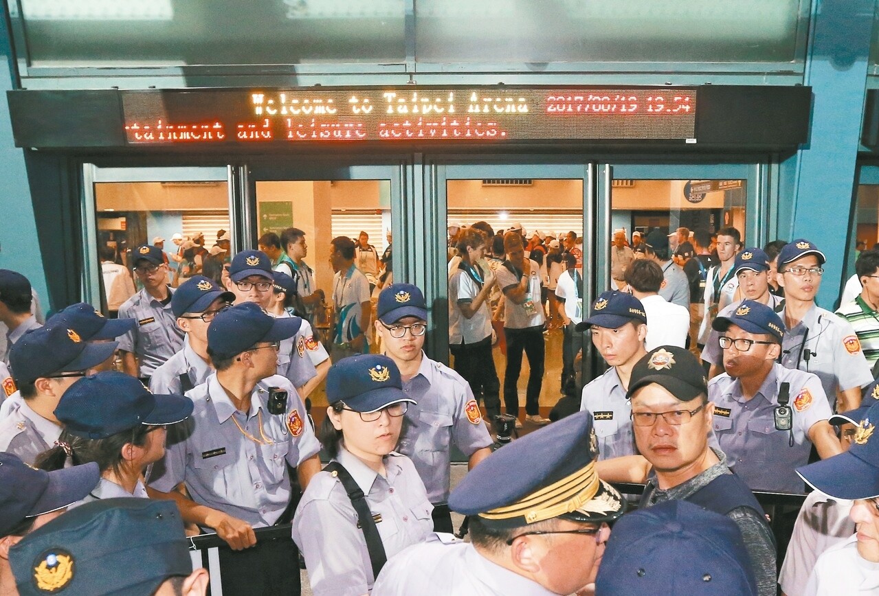 世大運昨晚開幕，反年改團體到場抗議，並丟擲煙霧罐，不知所措的選手躲在小巨蛋內，在外面重重警力下觀看情勢。 記者許正宏／攝影