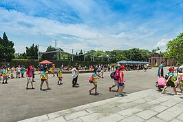 夏天當地居民最喜歡就近去戲水的地方莫過於自來水博物館。只要有開園且是大日頭的那天，兒童的玩水嘻笑聲不絕於耳。