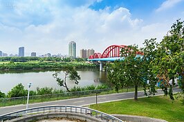 不喜歡喧鬧的自來水博物館？沒關係，騎著自行車可悠遊於新店溪旁的永福橋下方自行車道，往南可以通到景美木柵一帶，往北甚至可以騎到關渡淡水。