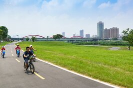 不僅大人愛來古亭河濱公園騎自行車，就連小朋友也不畏炎熱的酷暑天，開心地騎著愛車溜過。