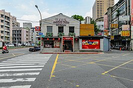 曾經是萬新鐵道公館站的胡同大媽餐廳，現在是人氣十分高的餐廳。