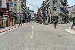 汀州路上則有好吃到會咬到舌頭的麻辣鍋，也有各式各樣運動用品店。