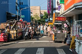 下午三點過後，水源市場兩邊的攤商就紛紛出籠，想要吃美食的這裏絕對不能錯過。