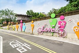 再走遠一點，客家文化園區裡可以體驗到濃濃的客家風情。