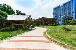 客家文化園區不用門票。大片的草皮加上精心設計的步道以及田地，令人有種隔絕於塵世之外，遁於隱田之中的感受。 