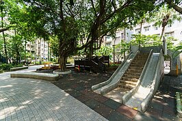 小小的溫州公園還保有難得一見的水泥摩石子的溜滑梯。
